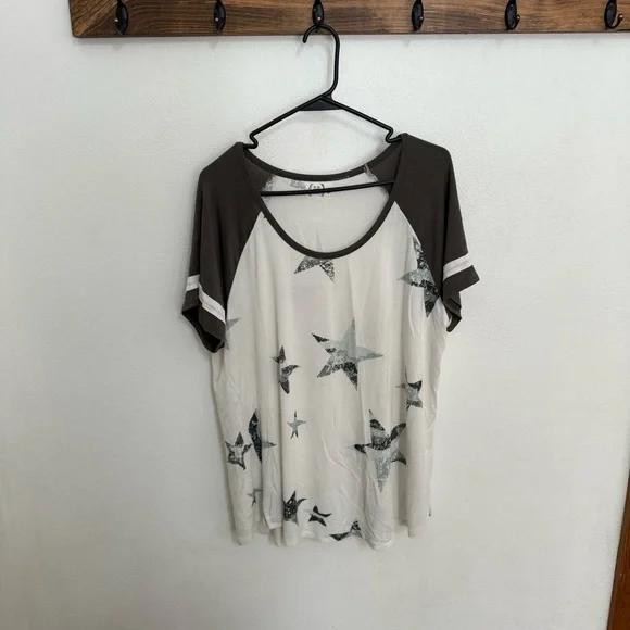 Maurices Olive Green Star Print Short Sleeve Tee - Picture 1 of 7